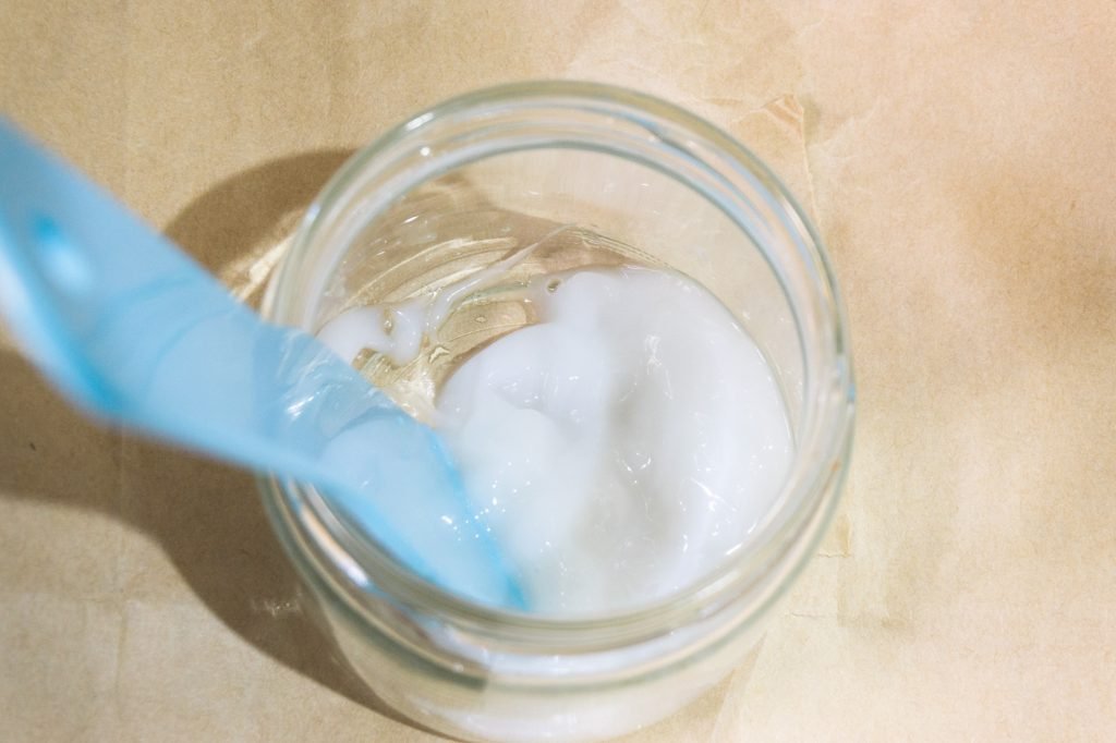 フエキのりと水を混ぜ合わせる