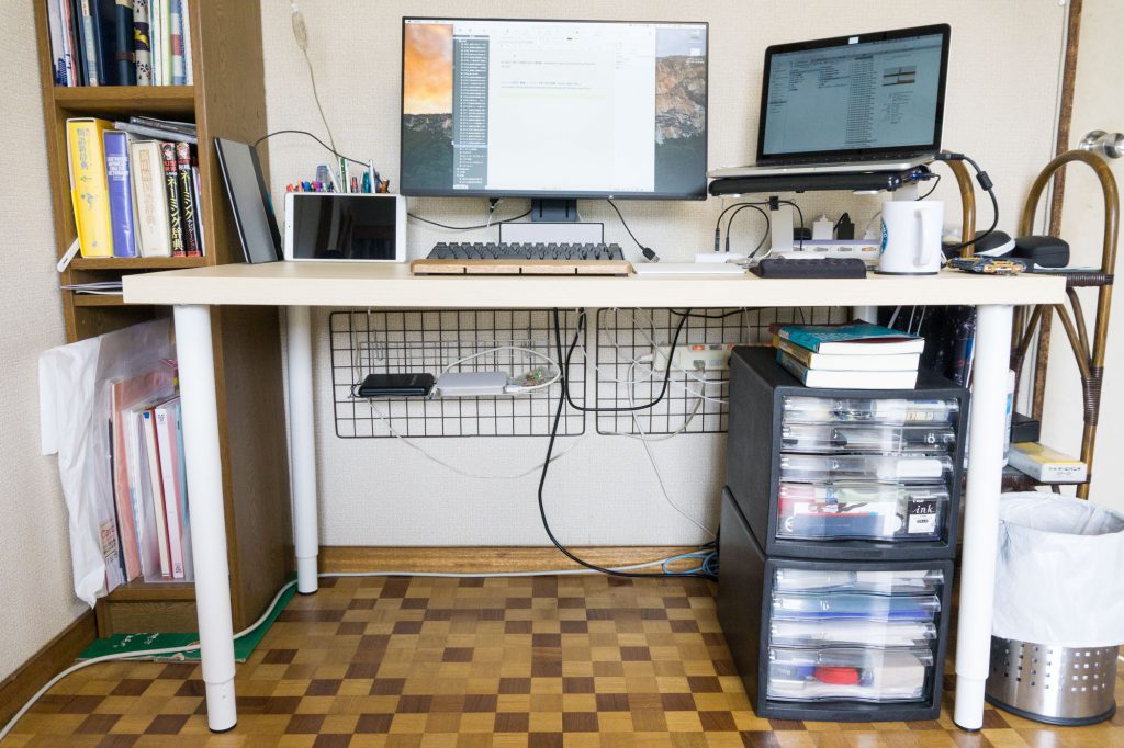 パソコンデスクの高さを調節できるように Ikeaの伸縮式脚とテーブルで机を自作 Mizuc Ism