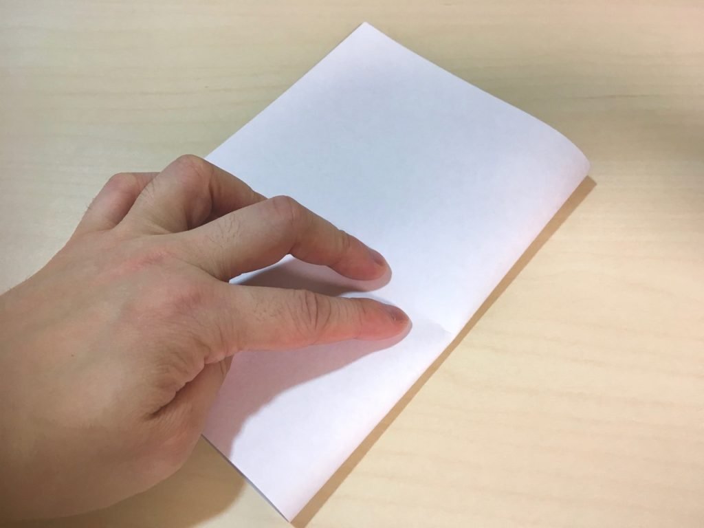 厚紙を折っているところ