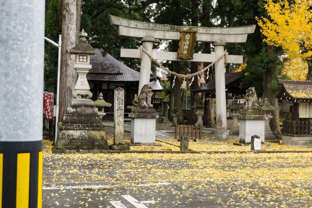 テレビアニメ「氷菓」聖地巡礼飛騨高山の一本杉白山神社