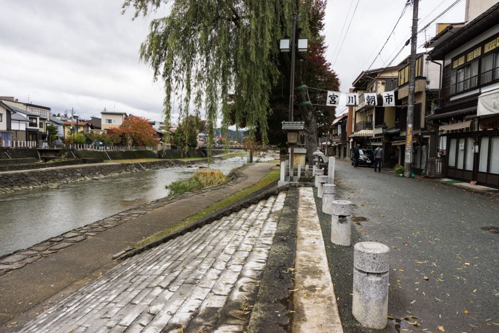 テレビアニメ「氷菓」聖地巡礼飛騨高山の宮川朝市通り