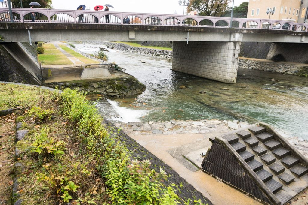 テレビアニメ「氷菓」聖地巡礼飛騨高山の弥生橋の下