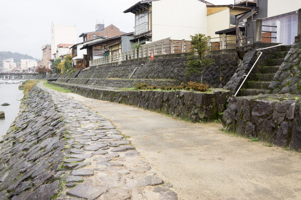 テレビアニメ「氷菓」聖地巡礼飛騨高山の宮川沿い