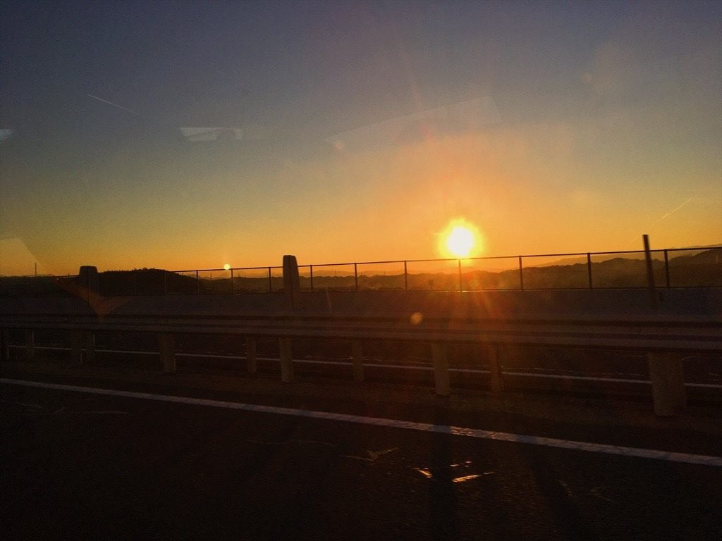 高速道路から見た夕日