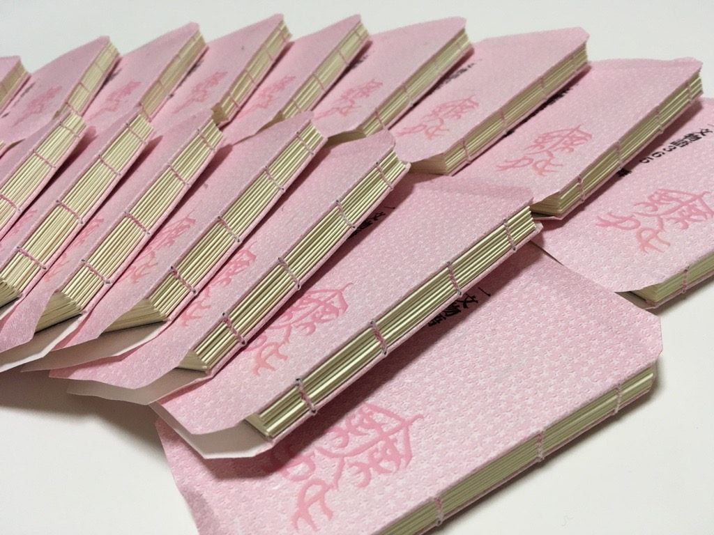 糸かがり手製本一文物語365舞の糸かがりを終えた背表紙