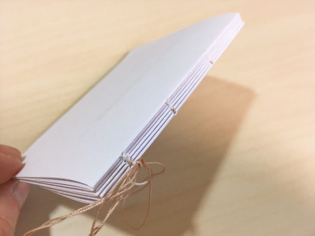 手製本の本文用紙を糸でかがったところ