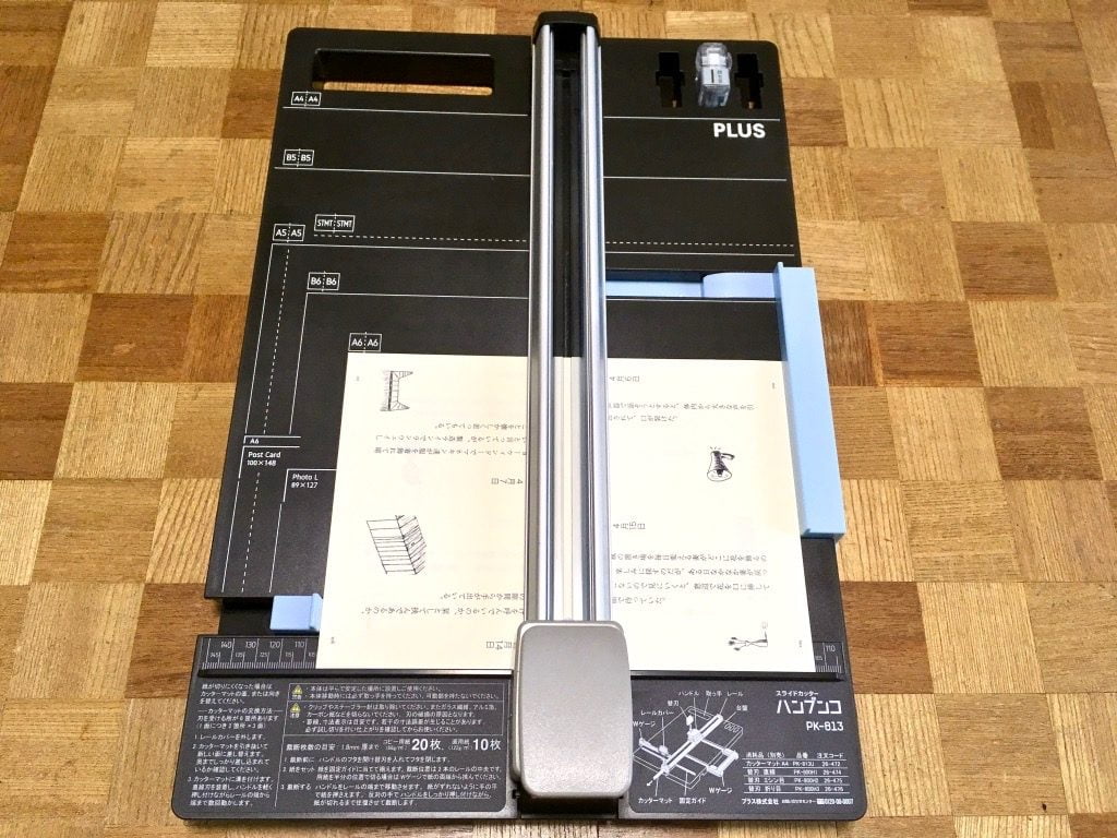 スライドカッターハンブンコで紙を半分に切るところ