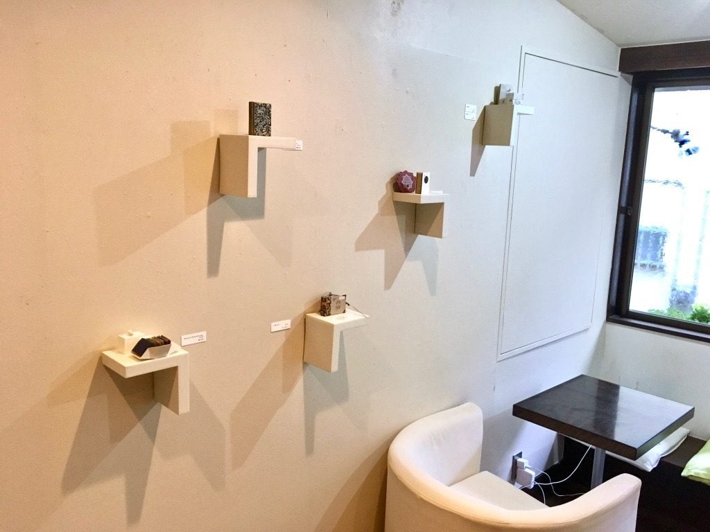 Book+の展示店内の壁に飾られた豆本