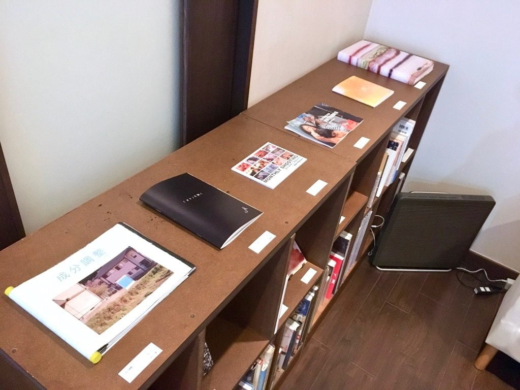 Book+の展示店内の棚に置かれた本