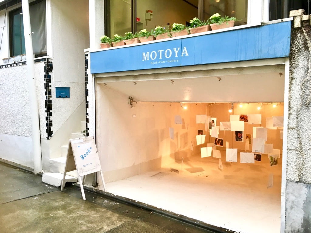Book+の展示店MOTOYA Book・Cafe・Gallery