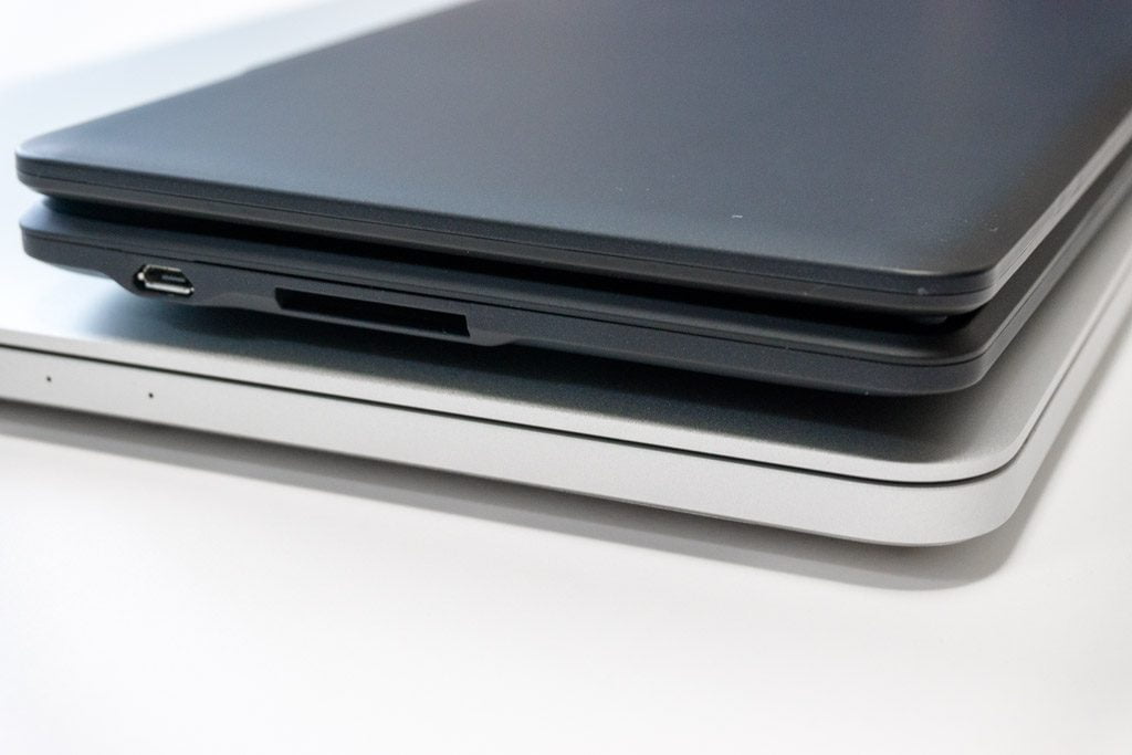 ポメラDM200と13インチのmacbookpro厚さ比較