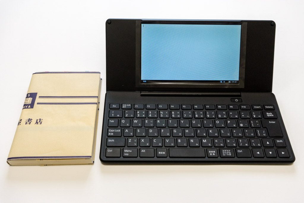 ポメラDM200と文庫本を並べたところ