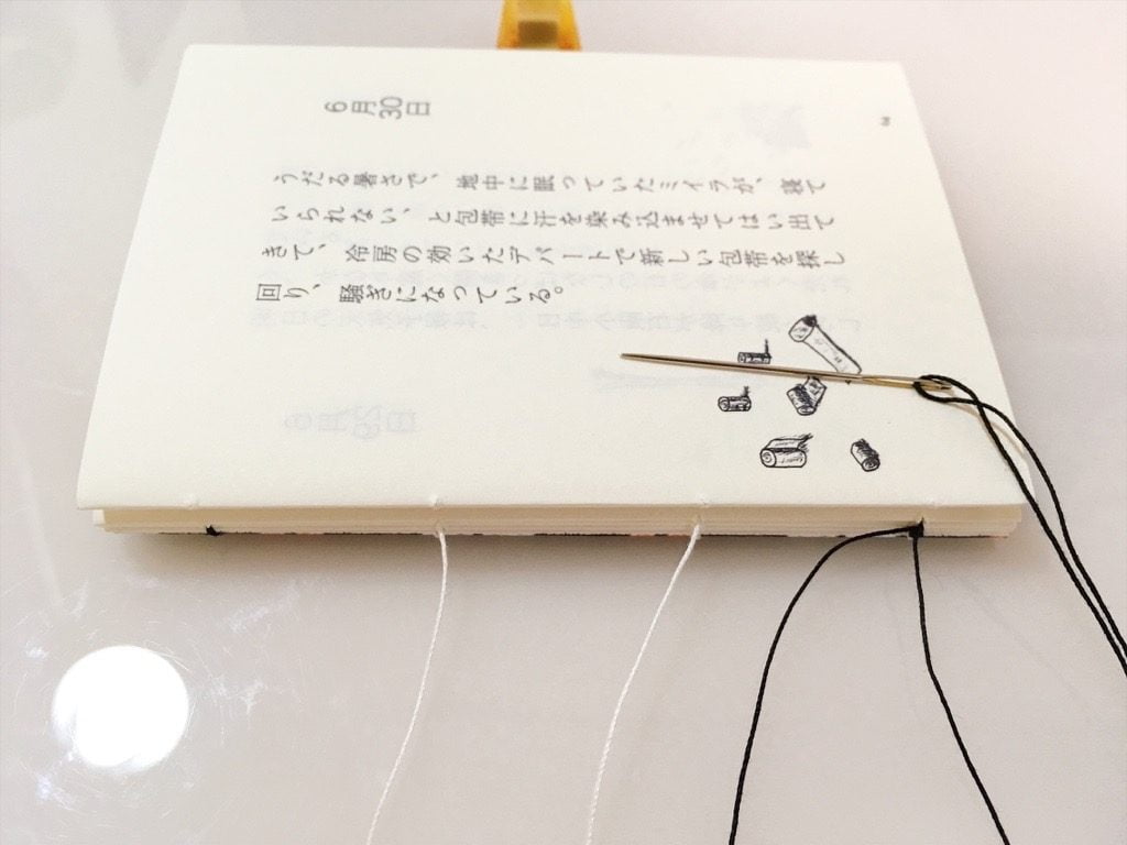 新作一文物語手製本「ポケットに入る宇宙の万華鏡 中」の表紙と本文四折り目の糸かがり途中