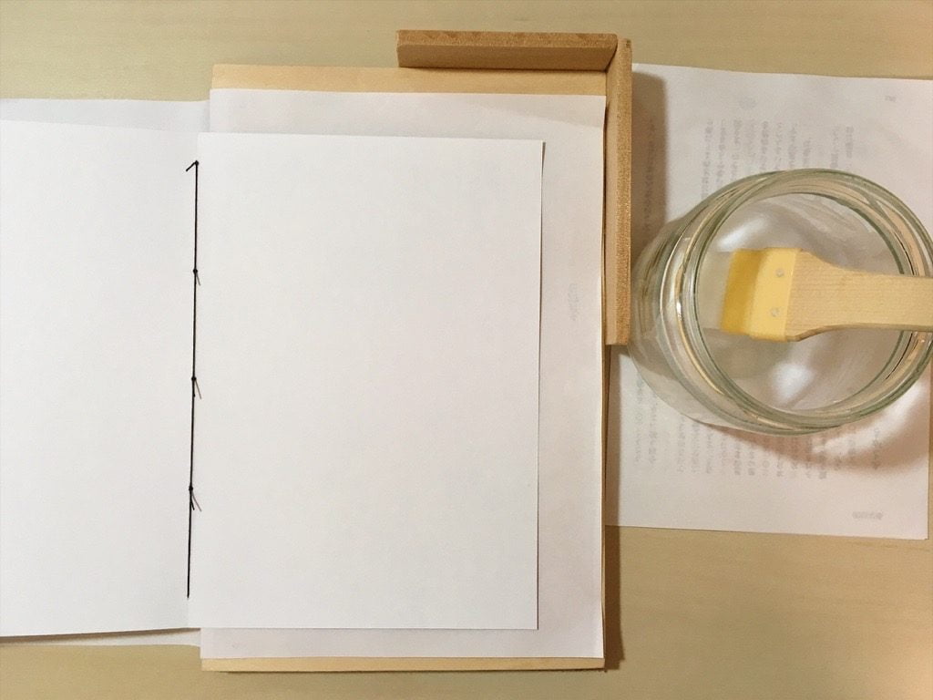 Pinocchio展に出展する小説手製本の表紙の内側を糊付け