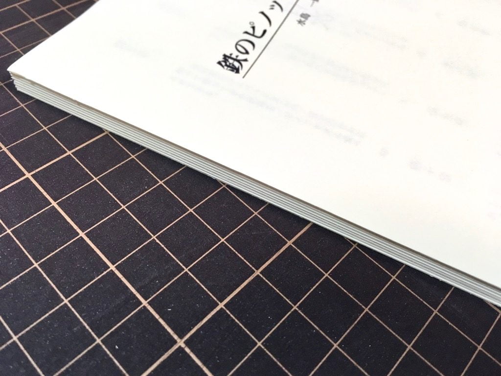 Pinocchio展に出展する小説手製本の本文用紙の小口をカット