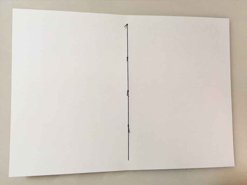Pinocchio展に出展する小説手製本の糸かがり終えた表紙の内側