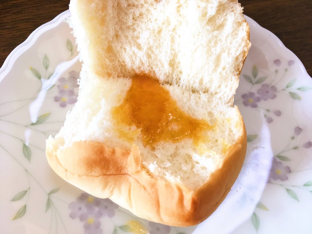 八王子特産パッションフルーツジャムをパンにつけたところ