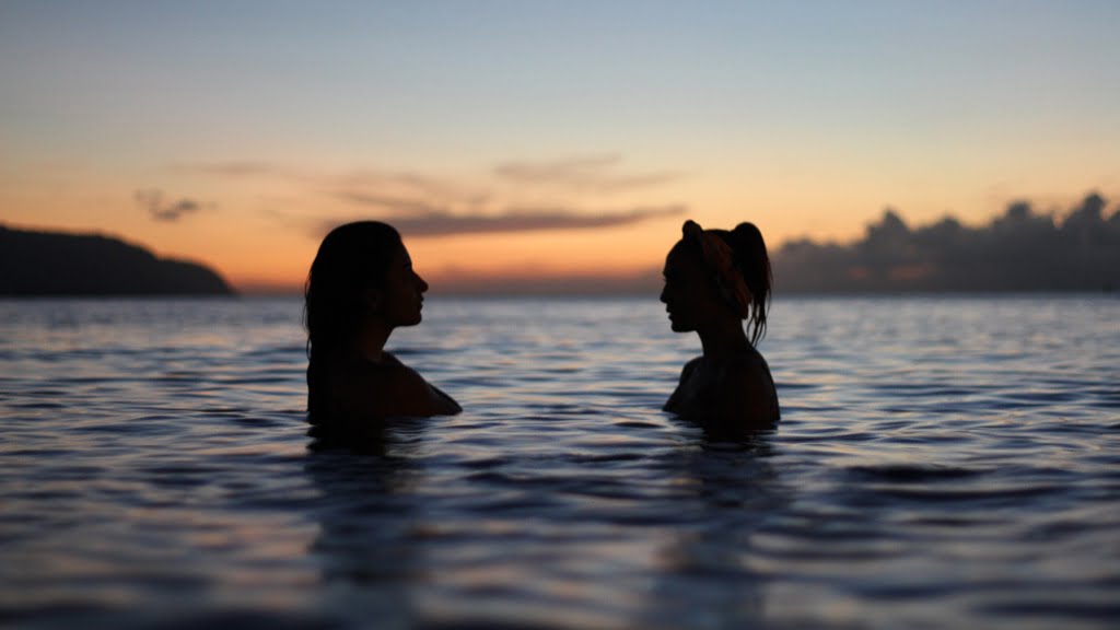 水面で向き合っている二人の女性