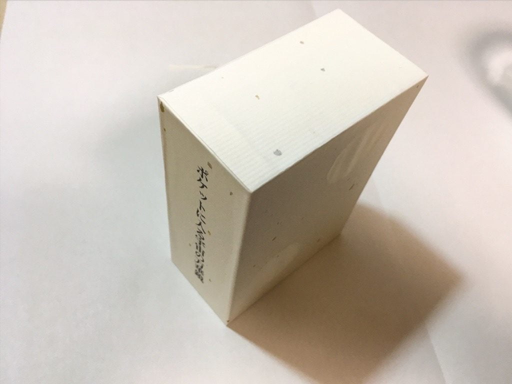 ポケットに入る宇宙の万華鏡BOXの外装を箱に貼っているところ