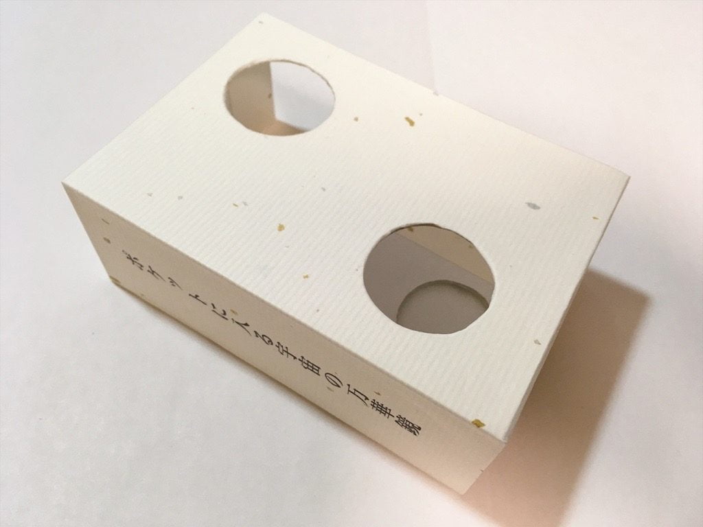 ポケットに入る宇宙の万華鏡BOXの外装を箱に貼って側面に穴を開けたところ