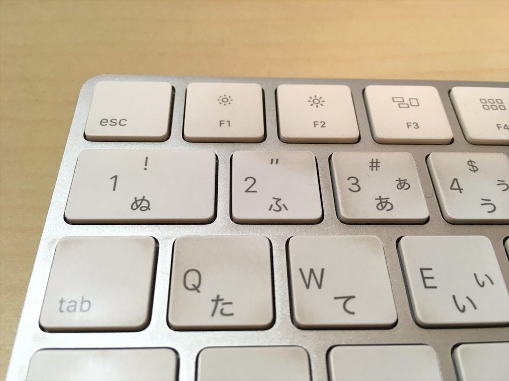 汚れているMacの白キーボードの1キーを掃除