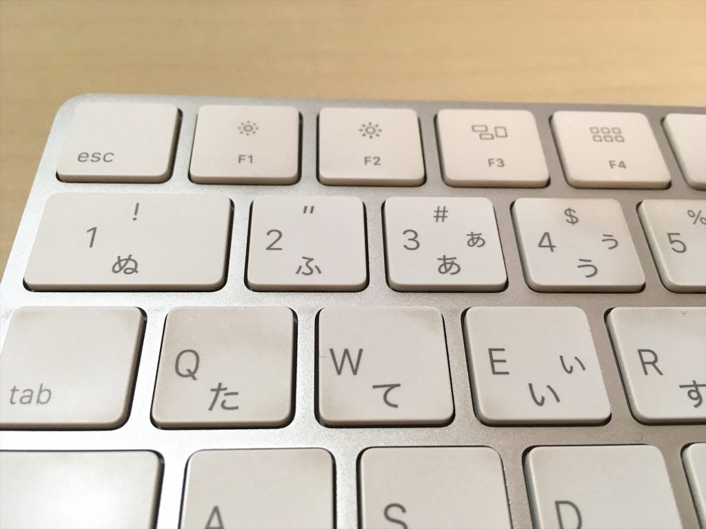 汚れているMacの白キーボードの1〜3キーを掃除