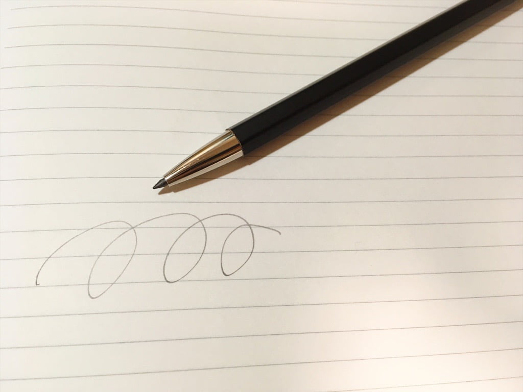 大人の鉛筆で線を書いたところ