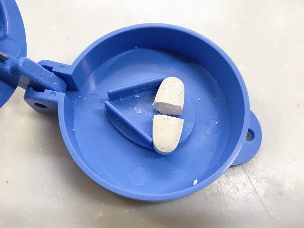 サンクラフト社の錠剤カッターにサプリメントをカットしたところ
