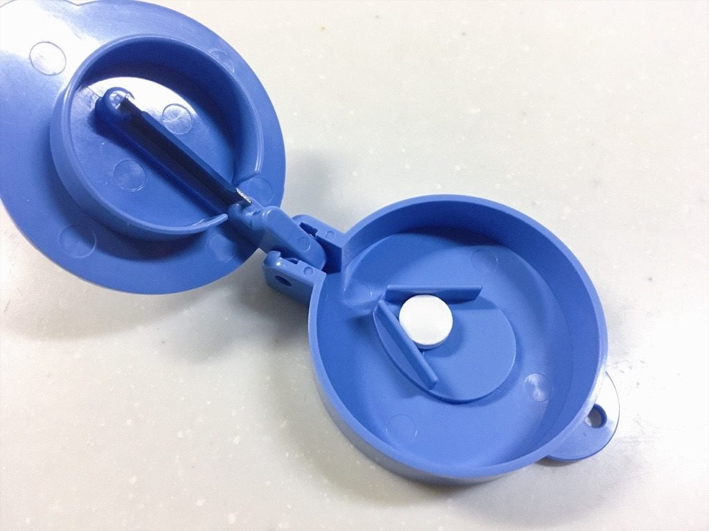 サンクラフト社の錠剤カッターにサプリメントを置いたところ