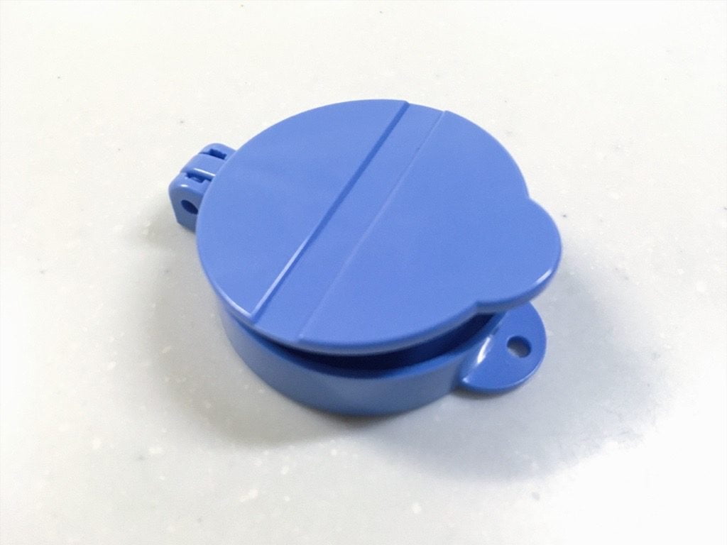 サンクラフト社の錠剤カッターにサプリメントをカットしているところ