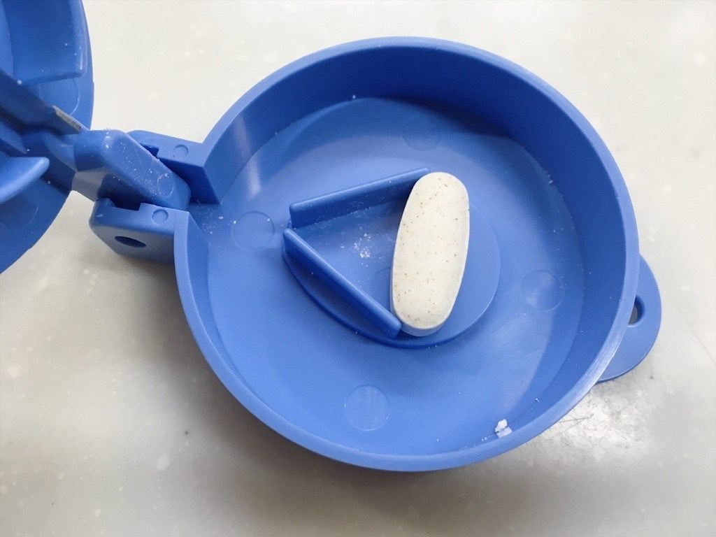 サンクラフト社の錠剤カッターにサプリメントを置いたところ