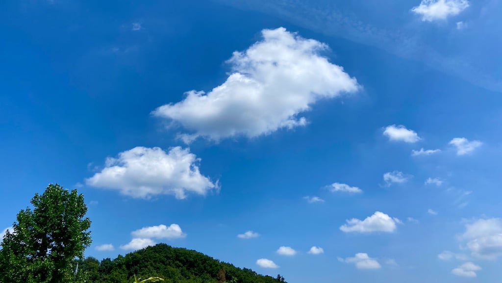 夏のお昼前の空に浮かぶ雲